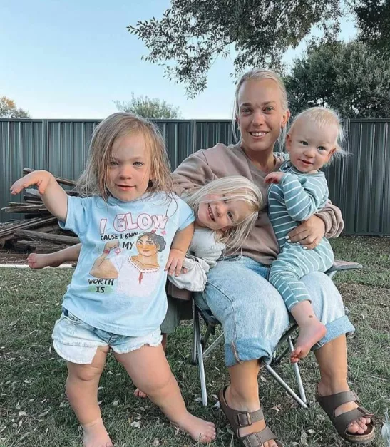 „Tylko najmłodszy nie ma żadnych cech szczególnych”: mama mierząca 127 cm pochwaliła się trójką swoich dzieci.