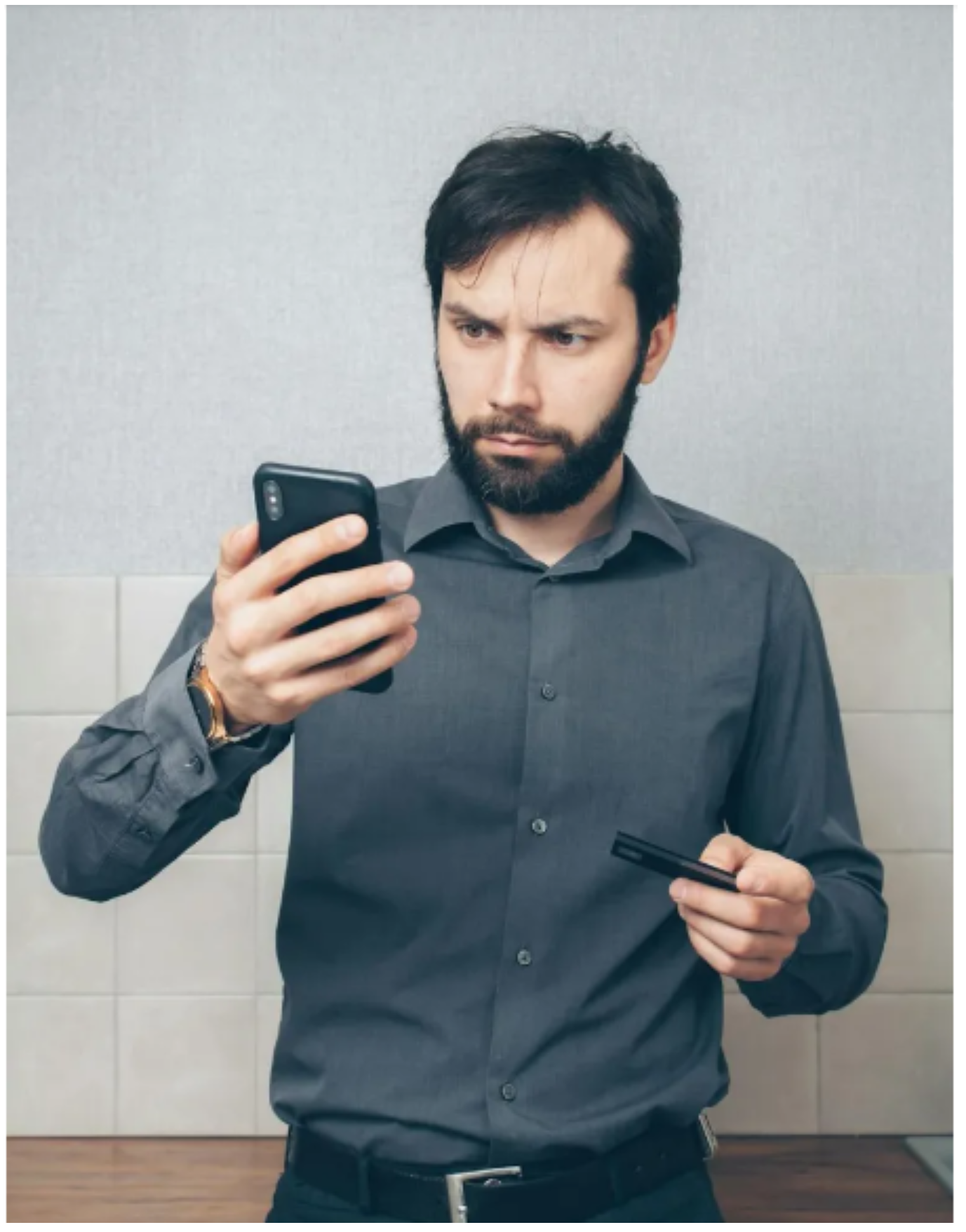 W szafie znalazłam zapomniany prezent ślubny — w środku była tajemnica mojego męża.