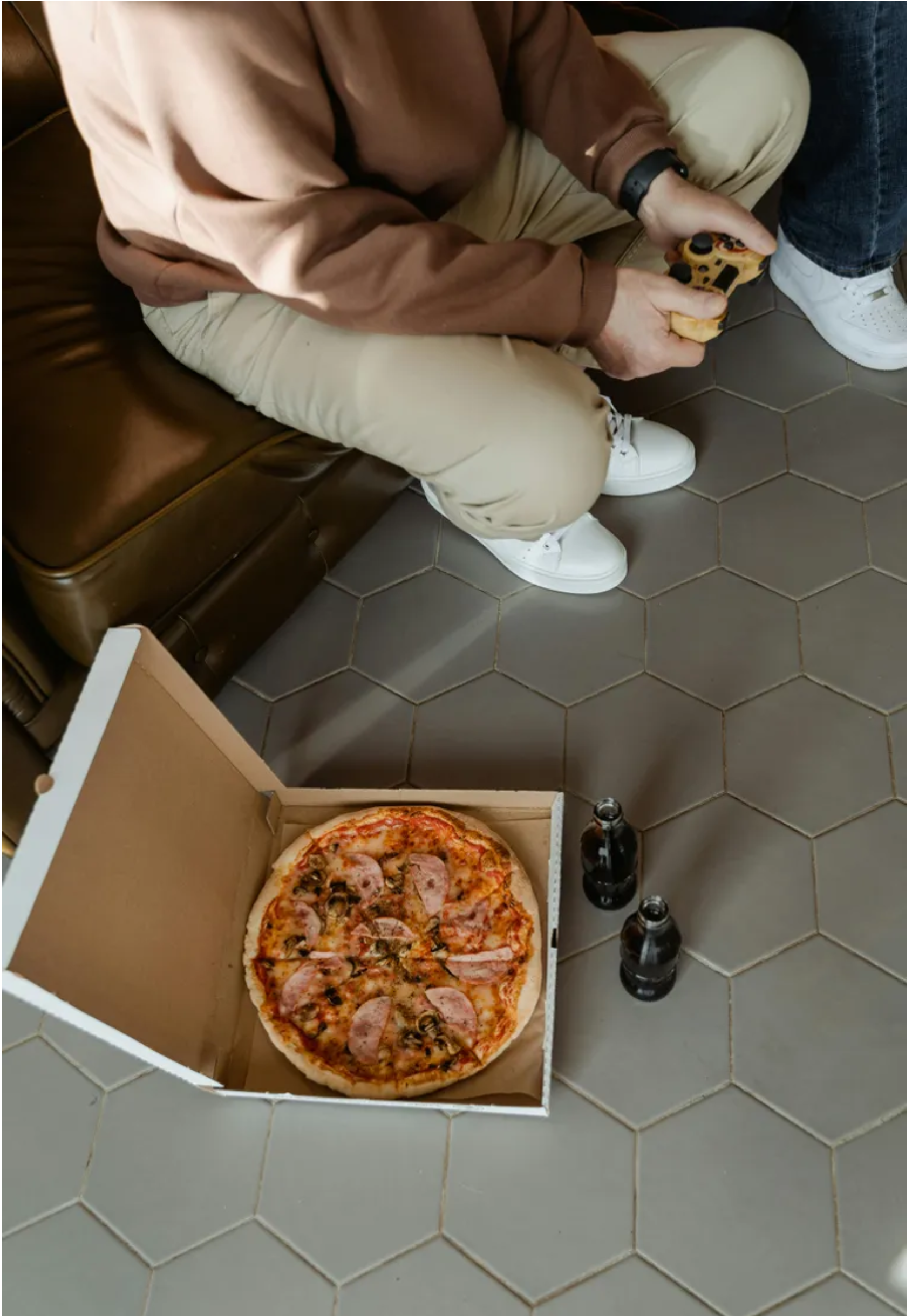 W noc Bożego Narodzenia do naszych drzwi zapukała ciężarna kobieta, która miała rodzić, a ja zbladłem, gdy dowiedziałem się, kim ona naprawdę jest.