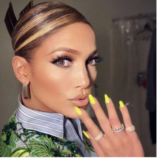 Sylwetka – po prostu bomba: Jennifer Lopez w stylowym body podrażniła obserwujących swoim wysportowanym ciałem.