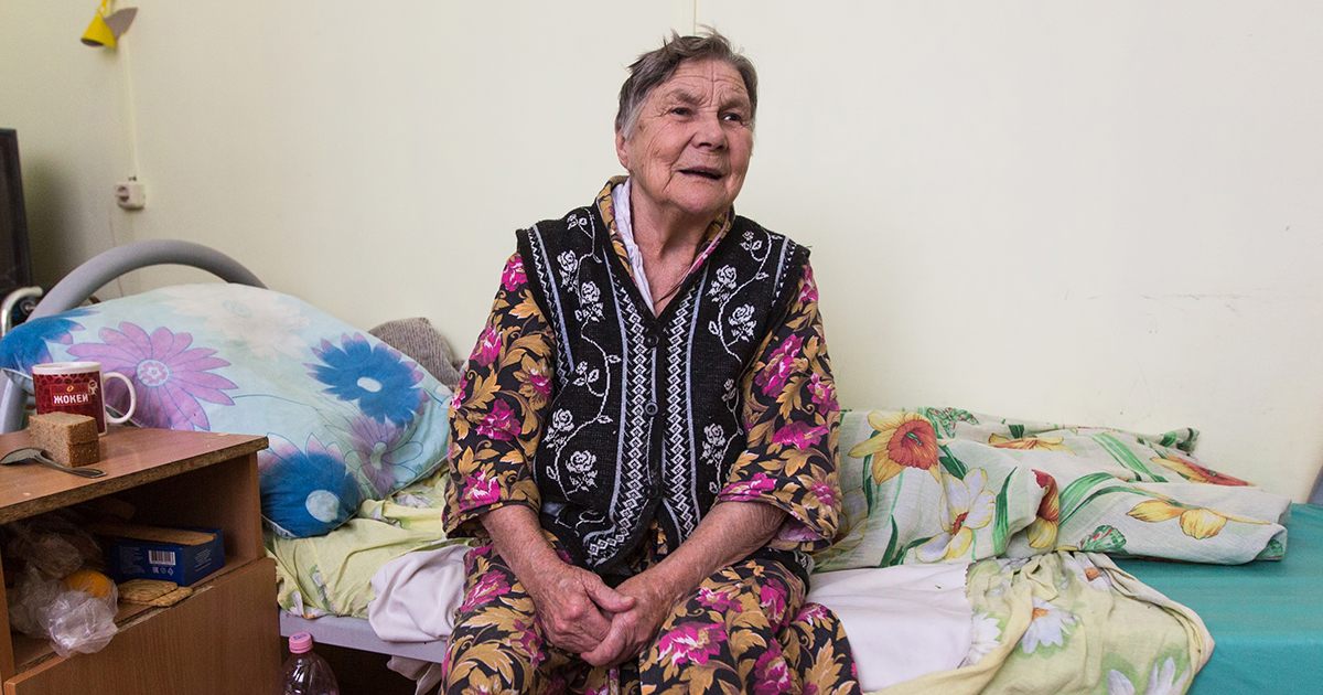 Mój syn obiecał odebrać mnie ze szpitala po operacji, ale nie przyjechał. Kiedy w końcu pojechałam do domu sama, odkryłam, że zamki zostały wymienione. Spojrzał mi w oczy i powiedział: „Nie zapomniałem, mamo — po prostu nie obchodzi mnie to”. Nie wiedział, że mój zmarły mąż pozostawił mi sekret, który zmieni wszystko...