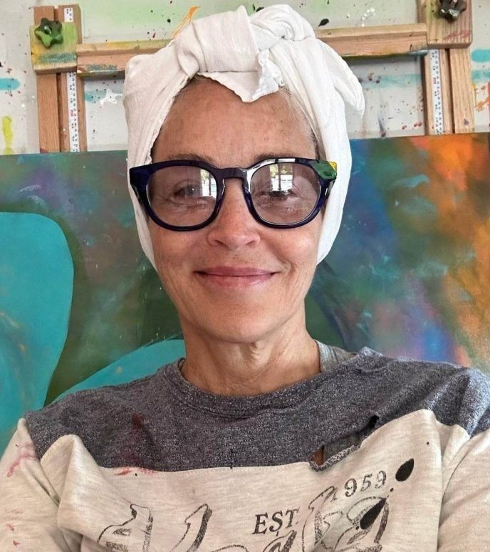 Siwowłosa babcia w chustce: Sharon Stone zaszokowała fanów swoim niezwykłym wyglądem.