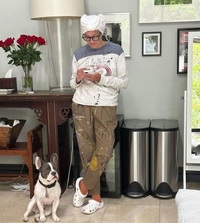 Siwowłosa babcia w chustce: Sharon Stone zaszokowała fanów swoim niezwykłym wyglądem.