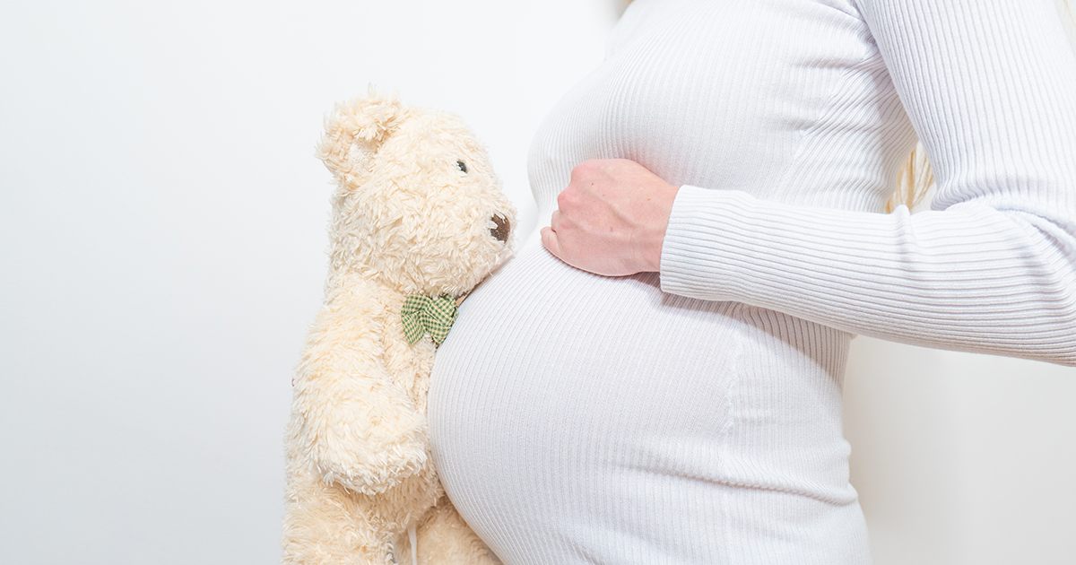 Wyrzucona z domu w wieku czternastu lat z powodu ciąży — jej powrót wzruszył rodzinę do łez.