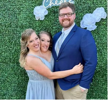 Życie intymne jednej z sióstr zawsze odbywa się w obecności jej bliźniaczki...