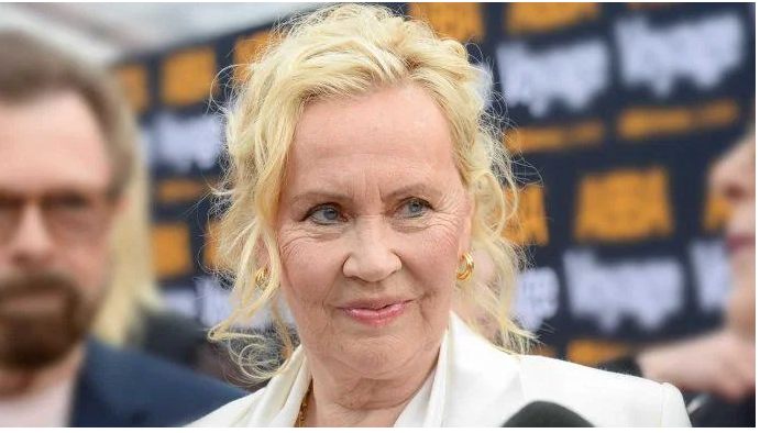 Ta 74-letnia babcia była ikoną stylu. Rozpoznajecie ją?