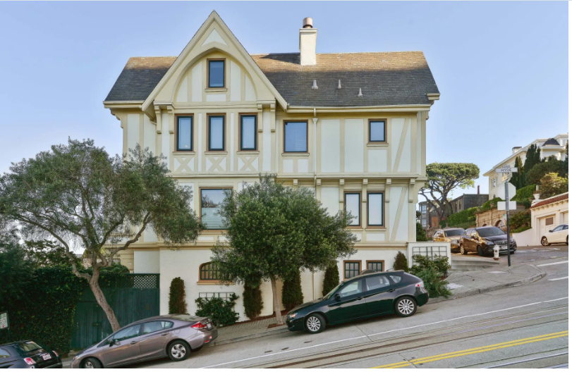 60-letni zdobywca Oscara Nicolas Cage kupił swojej japońskiej żonie Riko Shibata 29 willi w Las Vegas za 36 milionów dolarów, ponieważ chciał, aby pozostała w Stanach Zjednoczonych i mieszkała z nim oraz jego 33-letnim synem.