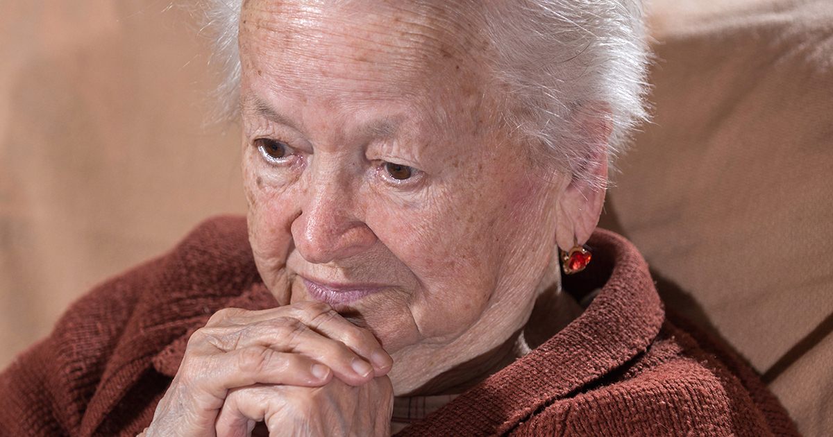 70-letnia matka przyszła do syna po pieniądze na leczenie. Dał jej tylko paczkę makaronu i grzecznie się pożegnał. Ale w domu, po otwarciu paczki, była wstrząśnięta...