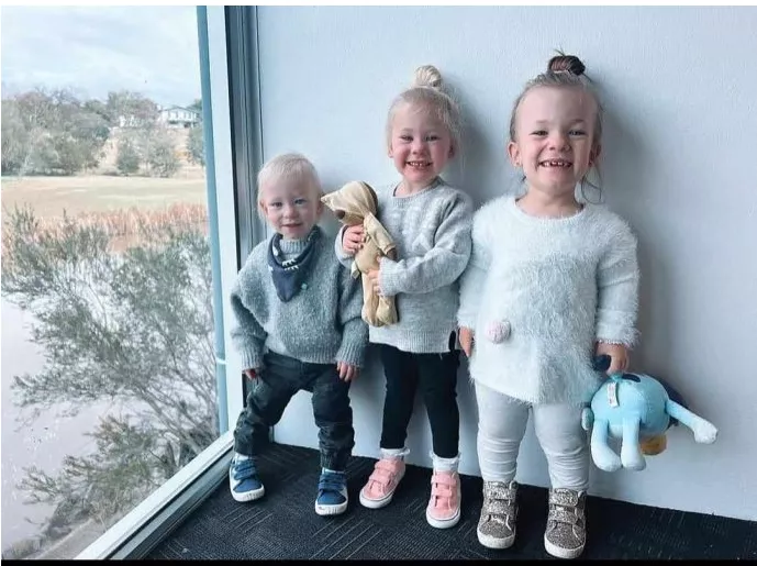 „Tylko najmłodszy nie ma żadnych cech szczególnych”: mama mierząca 127 cm pochwaliła się trójką swoich dzieci.