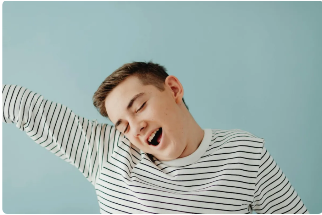 Zauważyłem, że moja córka codziennie biegnie do lasu i postanowiłem ją śledzić — to, co odkryłem, pozbawiło mnie mowy.