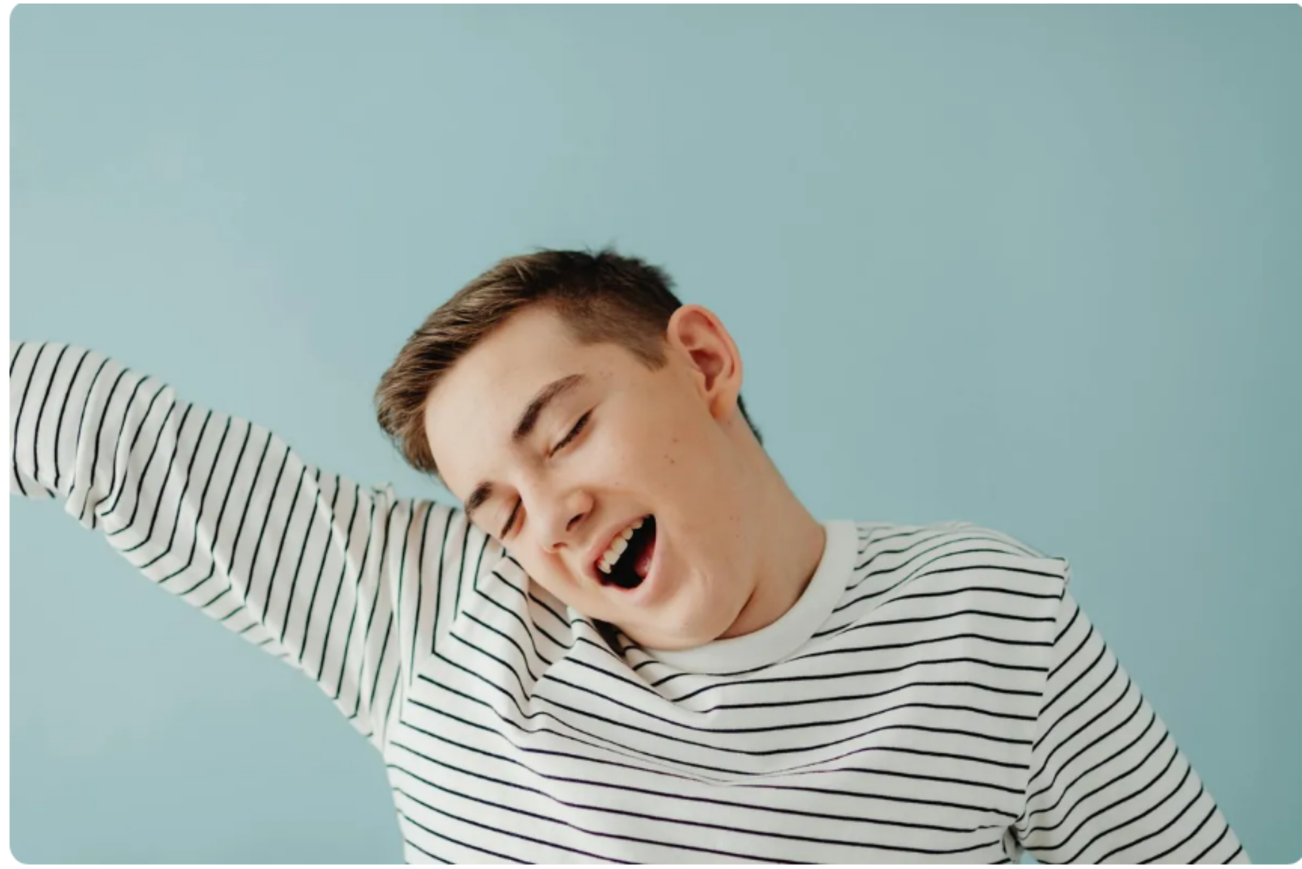 Zauważyłem, że moja córka codziennie biegnie do lasu i postanowiłem ją śledzić — to, co odkryłem, pozbawiło mnie mowy.