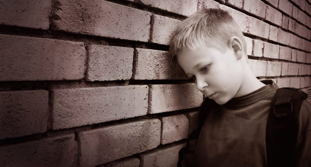 Zauważyłem małego chłopca płaczącego w szkolnym autobusie i interweniowałem, widząc jego ręce. Junie Sihlangu