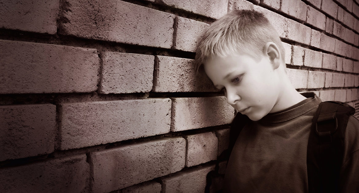 Zauważyłem małego chłopca płaczącego w szkolnym autobusie i interweniowałem, widząc jego ręce. Junie Sihlangu