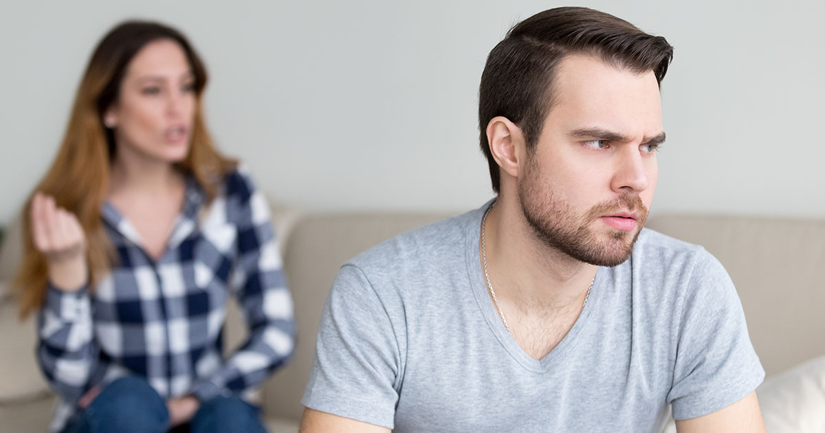 Zainstalowałam ukrytą kamerę w salonie, aby zdemaskować zdradę męża, ale to, co odkryłam, całkowicie mnie załamało.