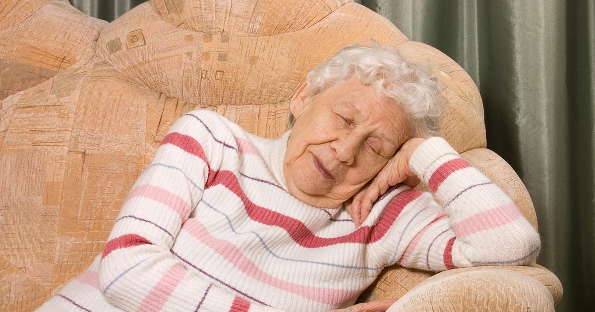 Mój syn obiecał odebrać mnie ze szpitala po operacji, ale nie przyjechał. Kiedy w końcu pojechałam do domu sama, odkryłam, że zamki zostały wymienione. Spojrzał mi w oczy i powiedział: „Nie zapomniałem, mamo — po prostu nie obchodzi mnie to”. Nie wiedział, że mój zmarły mąż pozostawił mi sekret, który zmieni wszystko...