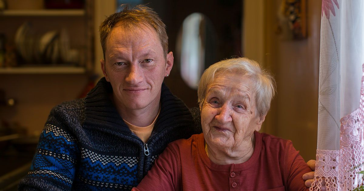 70-letnia matka przyszła do syna po pieniądze na leczenie. Dał jej tylko paczkę makaronu i grzecznie się pożegnał. Ale w domu, po otwarciu paczki, była wstrząśnięta...