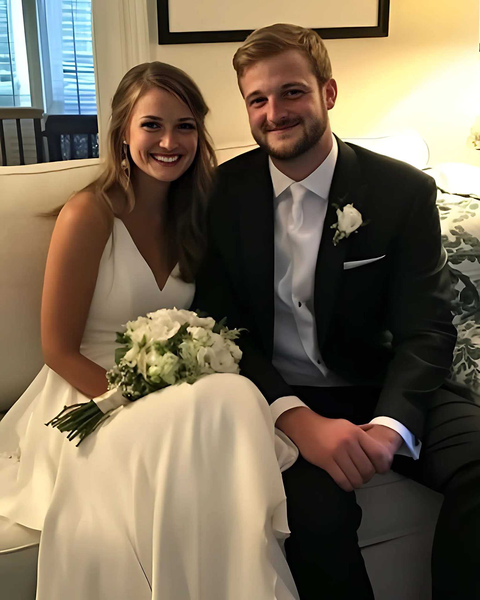 Matka panny młodej widzi, jak pan młody wchodzi do łazienki z przyjaciółką panny młodej w trakcie wesela.