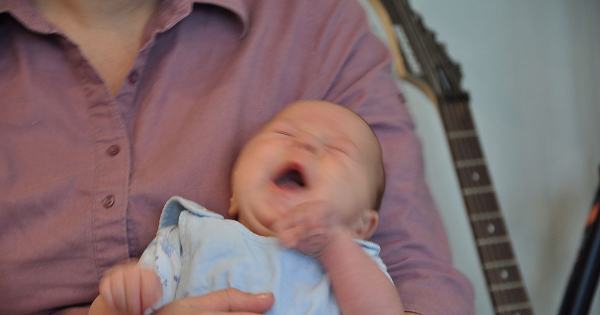 Niespodziewanie zobaczyłam mojego męża w eleganckim garniturze, wychodzącego z oddziału położniczego z dwójką niemowląt na rękach.