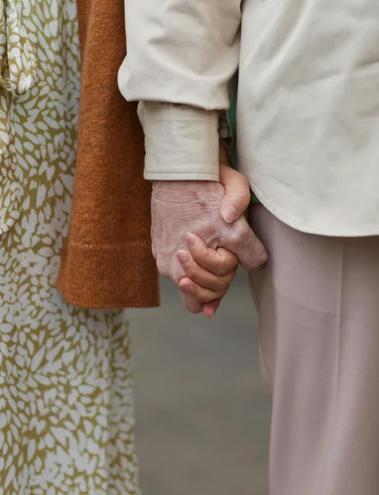 Kobieta zakochuje się w zamożnym mężczyźnie, lecz blednie na widok jego matki