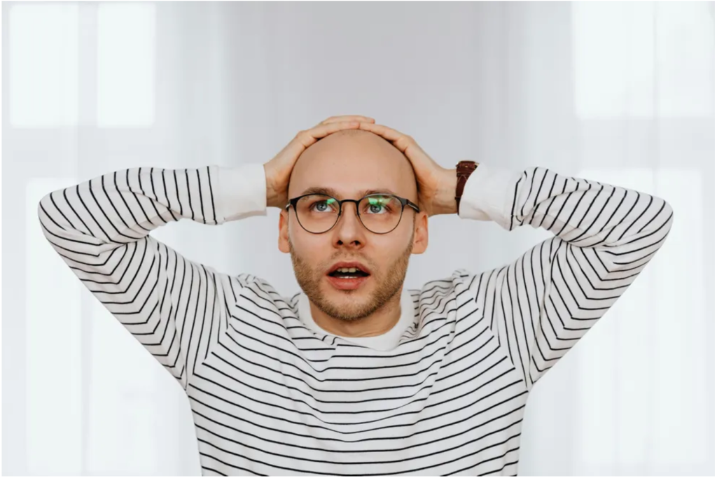 W noc Bożego Narodzenia do naszych drzwi zapukała ciężarna kobieta, która miała rodzić, a ja zbladłem, gdy dowiedziałem się, kim ona naprawdę jest.