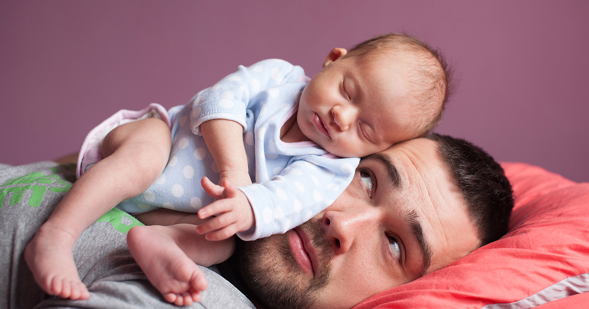Niespodziewanie zobaczyłam mojego męża w eleganckim garniturze, wychodzącego z oddziału położniczego z dwójką niemowląt na rękach.