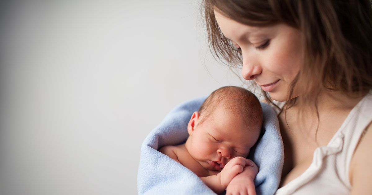 Jestem zmęczoną samotną matką, pracującą jako sprzątaczka. W drodze do domu znalazłam porzucone noworodki na zimnym przystanku autobusowym. Zabrałam dziecko w bezpieczne miejsce. Kilka dni później dowiedziałam się, kim jest dziecko, a to, co stało się potem, na zawsze zmieniło wszystko...