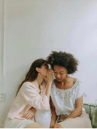 Nie powiedziałam rodzinie męża, że znam ich język, a to pomogło mi odkryć szokującą tajemnicę dotyczącą mojego dziecka.