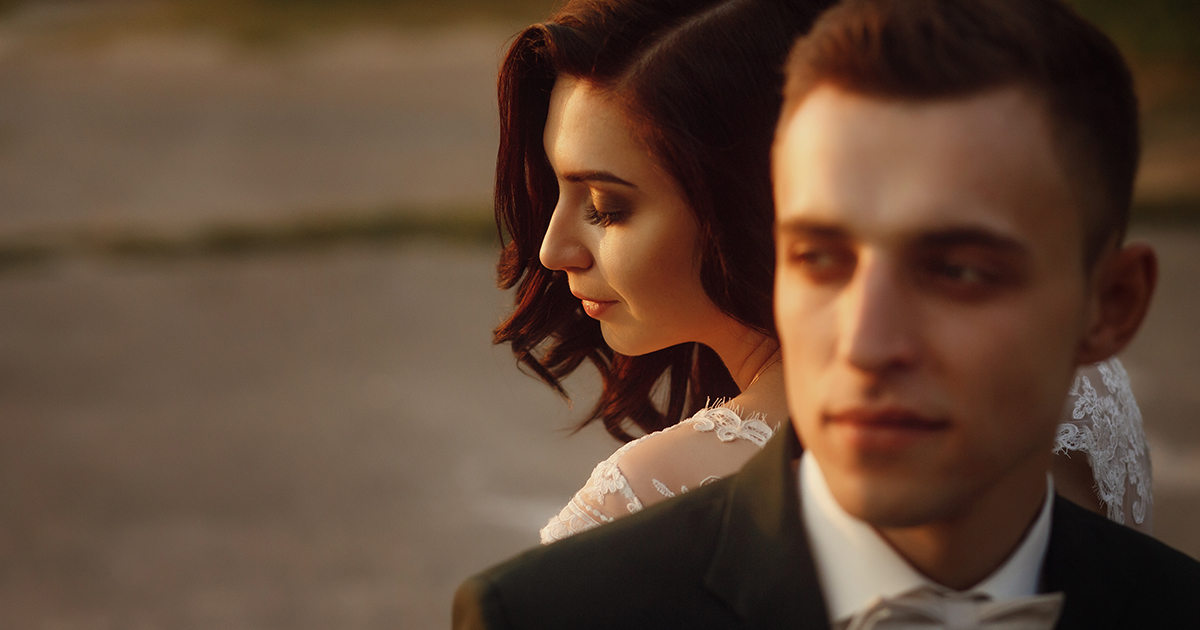 MĘŻCZYZNA PRZYPROWADZIŁ SWOJĄ KOCHANKĘ, ABY PODPISAĆ AKT ROZWODU Z CIĘŻARNA ŻONĄ