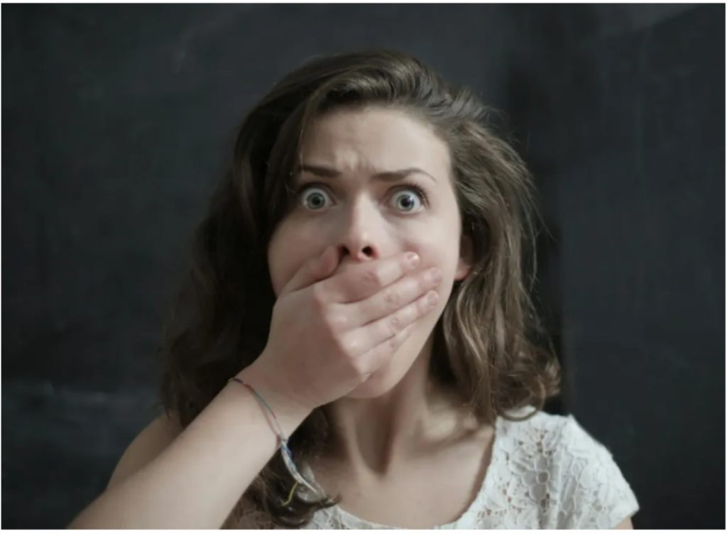 W szafie znalazłam zapomniany prezent ślubny — w środku była tajemnica mojego męża.