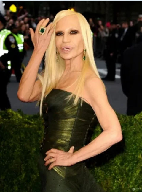 „Trudno w to uwierzyć, ale była piękna”: jak wyglądała włoska projektantka mody Donatella Versace przed operacją plastyczną?