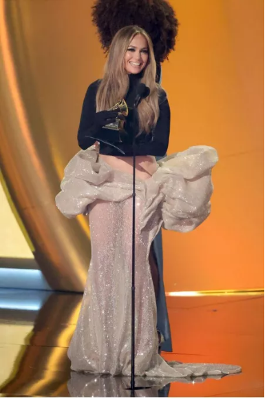 Nikt nie mógł sobie wyobrazić, że Jennifer Lopez zrobi coś takiego podczas wręczania nagrody. Założyła przezroczystą spódnicę, aby pokazać widzom swoje kształty.