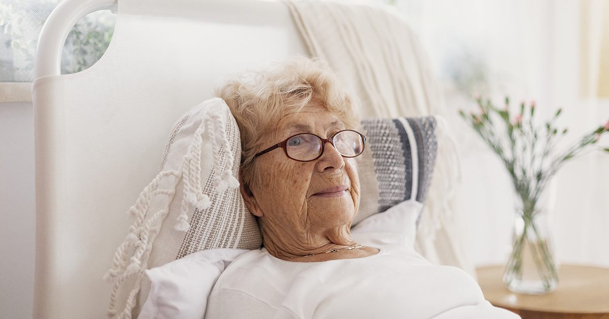 Mój syn obiecał odebrać mnie ze szpitala po operacji, ale nie przyjechał. Kiedy w końcu pojechałam do domu sama, odkryłam, że zamki zostały wymienione. Spojrzał mi w oczy i powiedział: „Nie zapomniałem, mamo — po prostu nie obchodzi mnie to”. Nie wiedział, że mój zmarły mąż pozostawił mi sekret, który zmieni wszystko...
