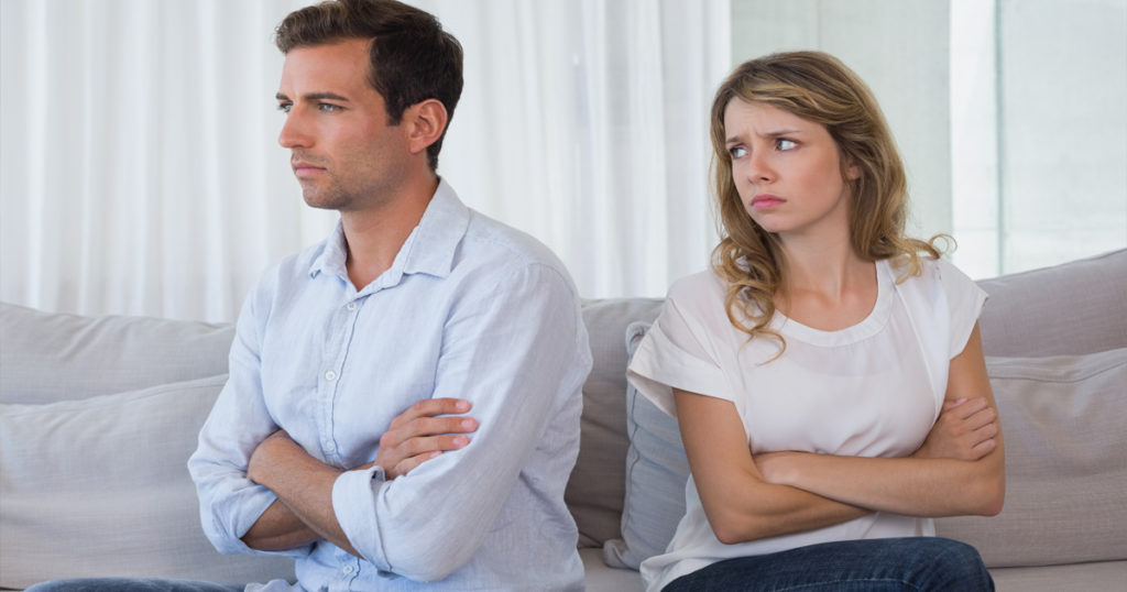 Zainstalowałam ukrytą kamerę w salonie, aby zdemaskować zdradę męża, ale to, co odkryłam, całkowicie mnie załamało.