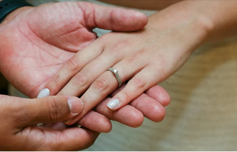 Zobaczyłam wiadomość „Jestem w ciąży” na telefonie męża i potajemnie poszłam na kolację z nieznajomym.