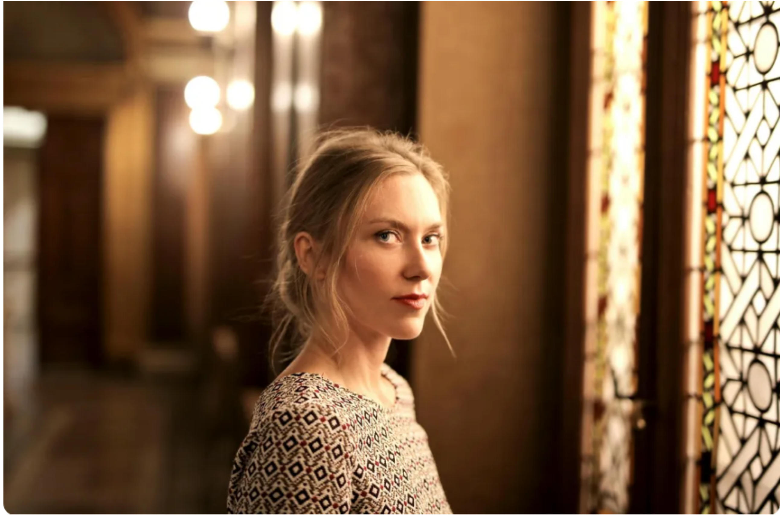 Zauważyłem, że moja córka codziennie biegnie do lasu i postanowiłem ją śledzić — to, co odkryłem, pozbawiło mnie mowy.