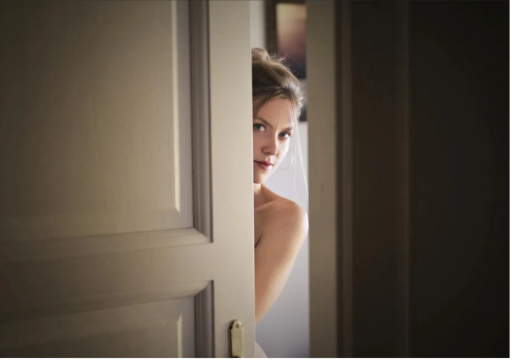 Zauważyłem, że moja córka codziennie biegnie do lasu i postanowiłem ją śledzić — to, co odkryłem, pozbawiło mnie mowy.