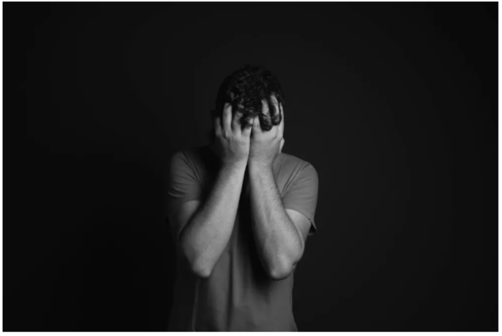 W szafie znalazłam zapomniany prezent ślubny — w środku była tajemnica mojego męża.