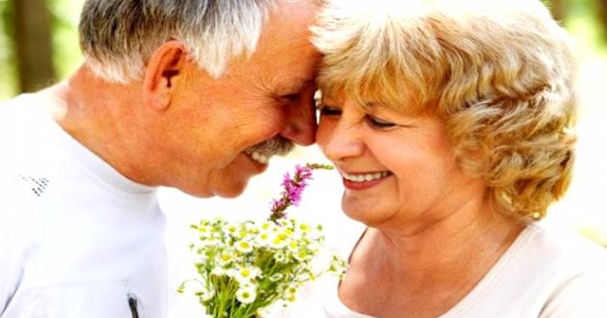 Moja synowa śmiała się ze mnie, że założyłam różową sukienkę, którą sama uszyłam na swoje wesele w wieku 60 lat — dopóki mój syn nie wziął mikrofonu i nie postawił jej w miejscu.