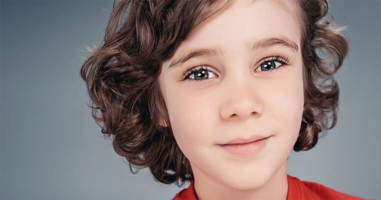 Mamo, ten mężczyzna wygląda dokładnie tak jak ja — ale dlaczego żebrze na ulicy? Prawda zburzyła jej świat...