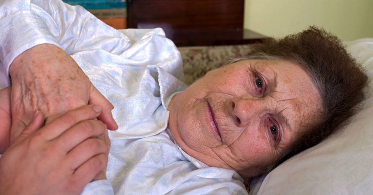 Mój syn obiecał odebrać mnie ze szpitala po operacji, ale nie przyjechał. Kiedy w końcu pojechałam do domu sama, odkryłam, że zamki zostały wymienione. Spojrzał mi w oczy i powiedział: „Nie zapomniałem, mamo — po prostu nie obchodzi mnie to”. Nie wiedział, że mój zmarły mąż pozostawił mi sekret, który zmieni wszystko...