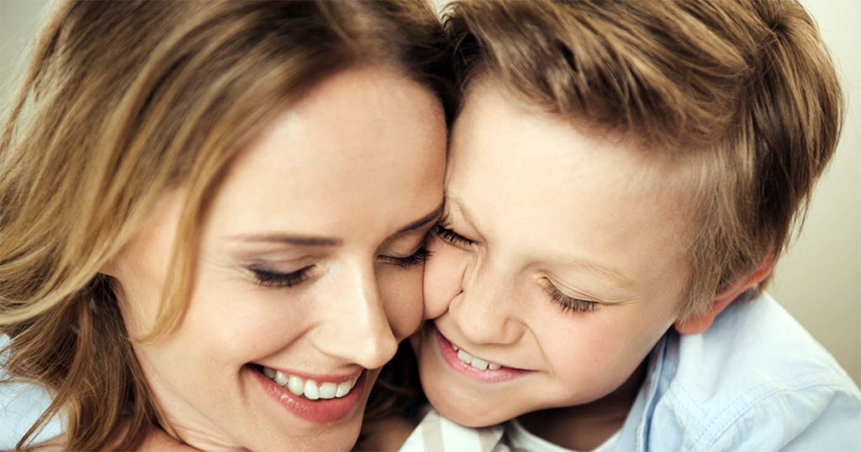 Zostawiłam syna w domu z nianią, a w połowie dnia zadzwonił do mnie i szepnął: „Mamusiu, boję się. Proszę, wróć do domu”.