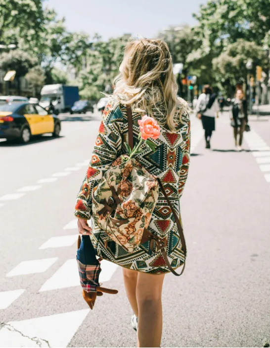 Kobieta zakochuje się w zamożnym mężczyźnie, lecz blednie na widok jego matki