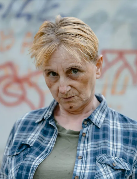 Kobieta zakochuje się w zamożnym mężczyźnie, lecz blednie na widok jego matki