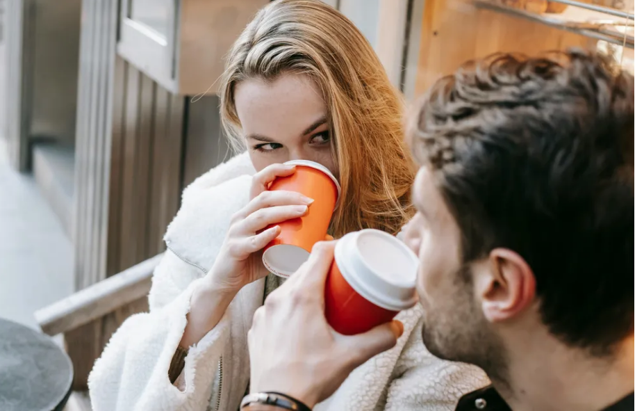 Kobieta zakochuje się w zamożnym mężczyźnie, lecz blednie na widok jego matki