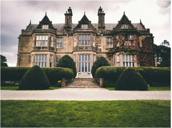 Kobieta zakochuje się w zamożnym mężczyźnie, lecz blednie na widok jego matki