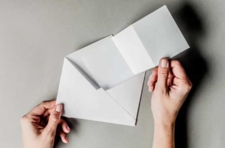 Kelnerka potajemnie karmiła samotnego chłopca każdego poranka — aż pewnego dnia przed barem stanęły cztery czarne SUV-y, a żołnierze wręczyli list, który wstrząsnął całym miasteczkiem.