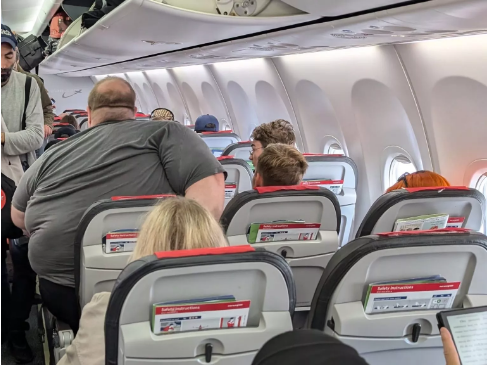 Stewardessa uratowała życie 62-letniej kobiecie w klasie biznesowej – dwa lata później otrzymała od niej świąteczny prezent w ramach podziękowania.