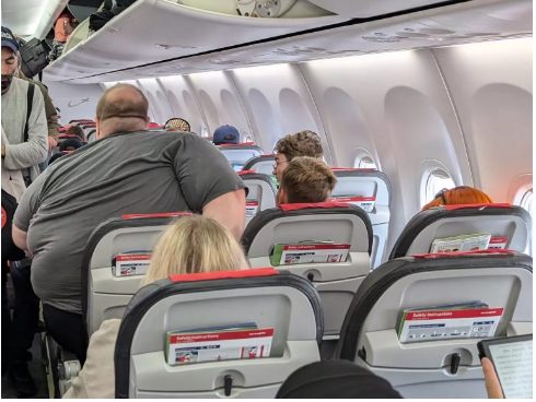 ARROGANTNY PASAŻER ODCHYLIŁ SWOJE FOTEL PROSTO NA MOJĄ TWARZ – ODPŁACIŁEM MU, A ON SZYBKO SIĘ COFNIĄŁ.