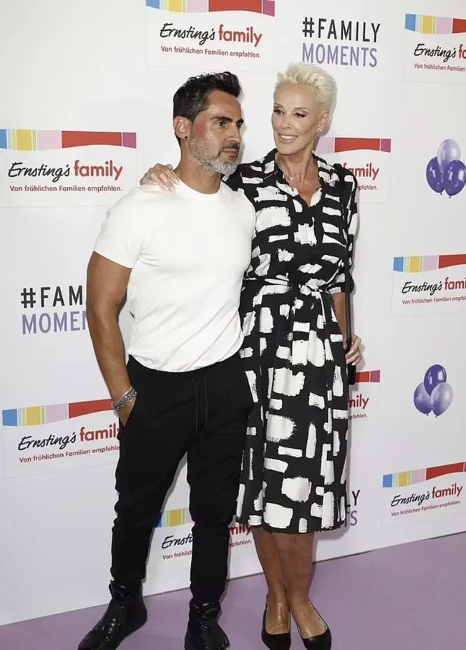 Była żona Sylvestra Stallone’a pojawiła się na pokazie mody z młodszym mężem: małżonkowie pokazali 5-letnią córkę!