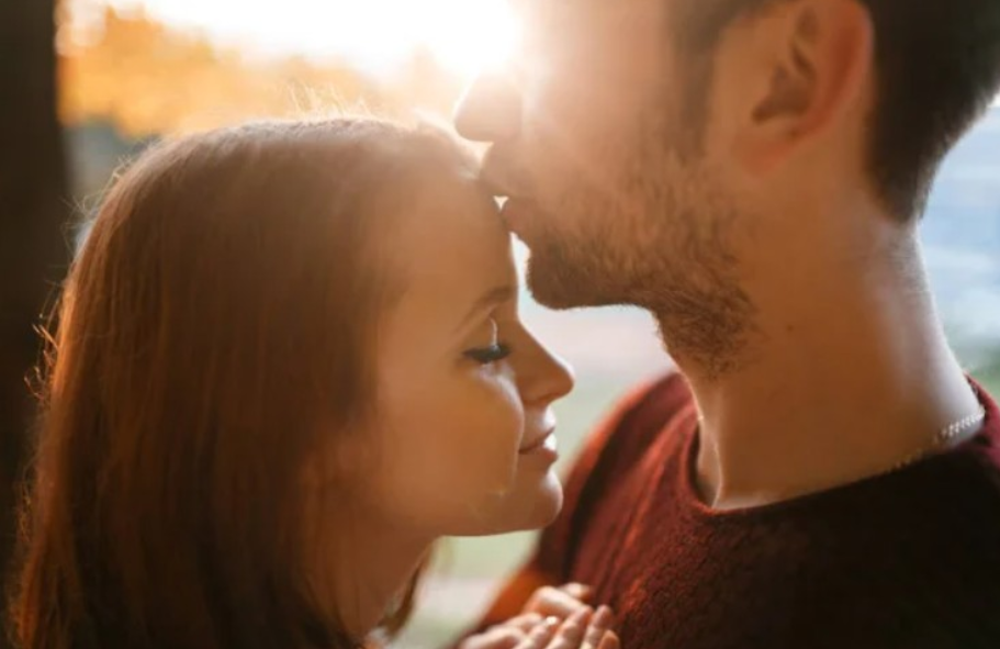 Wyszłam za mąż w sukni z second handu. Ludzie się śmiali, ale wtedy teściowa wstała i powiedziała coś, po czym zapadła cisza.